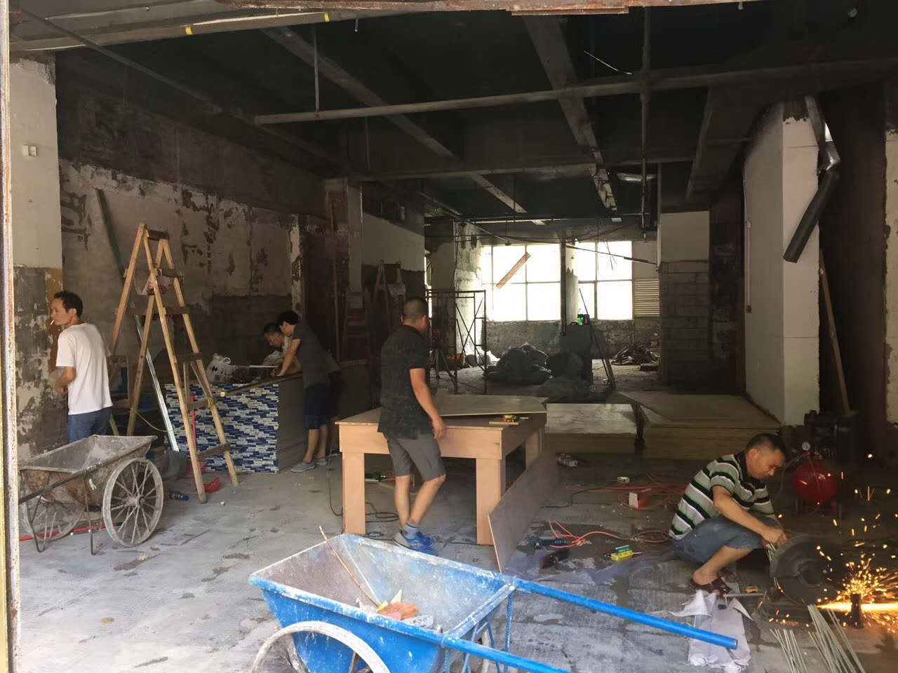 防水是家庭裝修中非常重要的一個(gè)環(huán)節(jié)，同其它隱蔽工程一樣，裝修時(shí)易被業(yè)主忽視。一般情況下，樓房中的衛(wèi)生間、浴室和廚房的地面